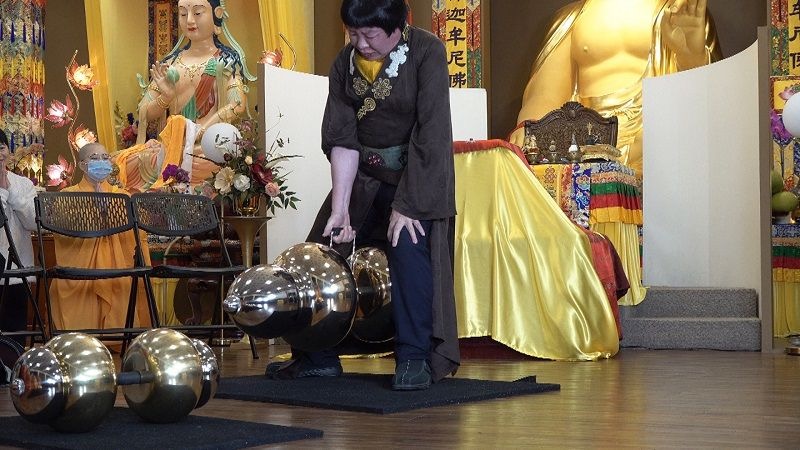 世界佛教教皇 南無第三世多杰羌佛 單手勾提437.2磅金剛杵-图片1
