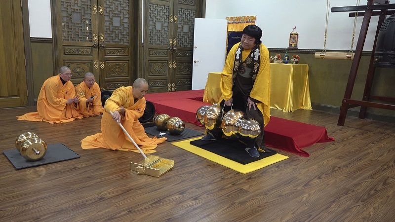 世界佛教教皇 南無第三世多杰羌佛 單手勾提437.2磅金剛杵-图片2