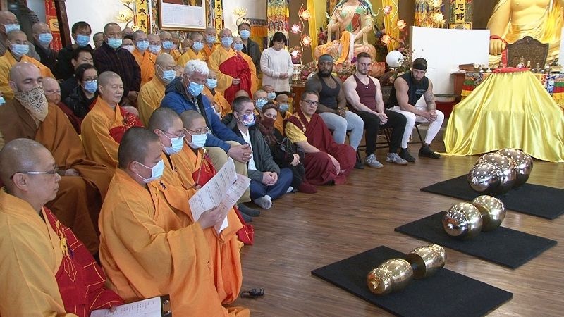 世界佛教教皇 南無第三世多杰羌佛 單手勾提437.2磅金剛杵-图片3