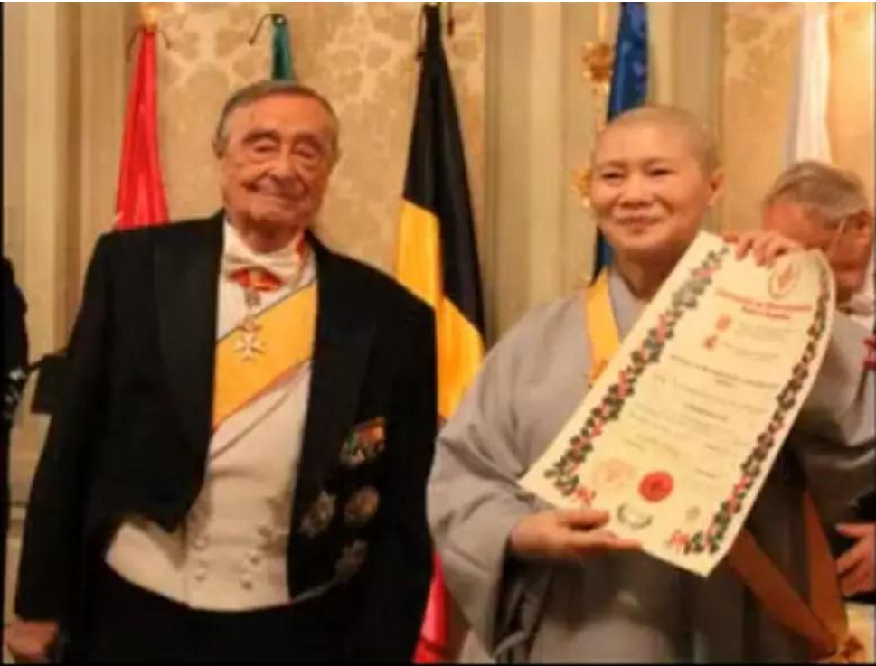 金扣孺尊證達上人榮獲西班牙人道大十字勳章-图片2